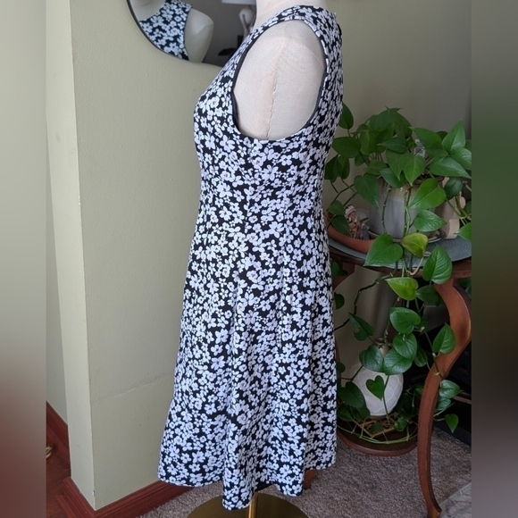 Ivy + Blu Women's Size 4 Black and White Floral Sleeveless Lined Midi Dress - Picture 10 of 12